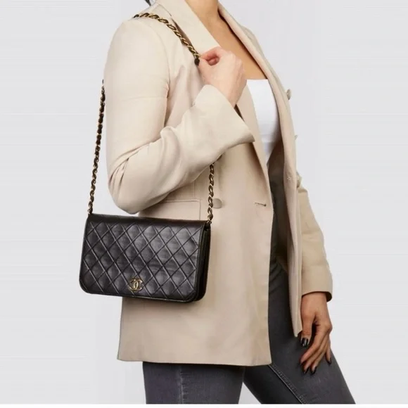 Authentic CHANEL 1988 Vintage classic flap black lambskin leather 24k gold bag - Picture 2 of 13